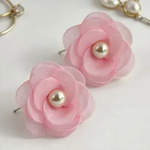 Primer plano de pendientes de tuerca con flor de camelia de malla rosa y perla, estilo dulce.