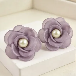 Pendientes de botón de camelia de organza morada con perla central, detalle floral dulce.