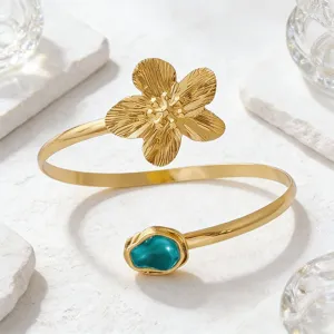 Goldfarbenes Blumen Metall Armreif Detailansicht, elegantes Türkis Stein Akzent Design.