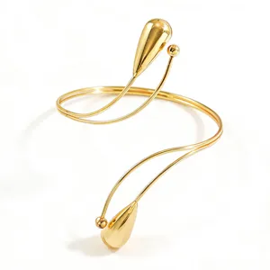 Bracciale manica aperto in metallo dorato con design a goccia d'acqua e perla per donna moda.