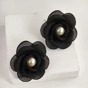 Elegantes pendientes de botón con flor de camelia de tela negra y perla estilo chic moda.