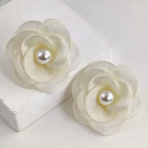Elegantes pendientes de tachuela de camelia blanca con perla central, estilo dulce.