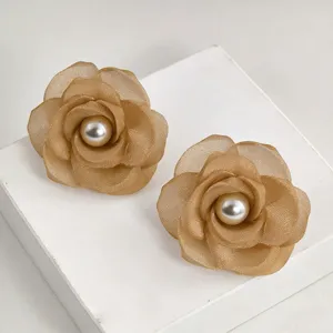 Pendientes de flor de camelia de tela dorada con perla central, joyería de moda para vacaciones.