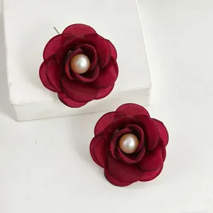Pendientes de tuerca con flor de camelia de tela roja oscura y perla elegante para mujeres.