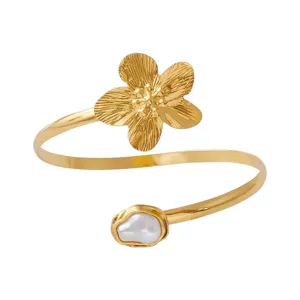 Goldfarbener offener Armreif Armband mit strukturiertem Blumen- und Barockperlen-Design.