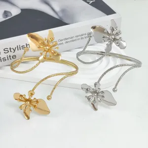 Brazalete de metal con diseño de flor abierta, pulsera ajustable para la parte superior.