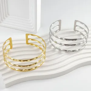 Pulsera de brazo abierta de metal exagerada multicapa ondulada elegante mujer