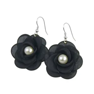 Pendientes de flor de camelia de tela negra con perla dulce vacaciones joya vista de detalle