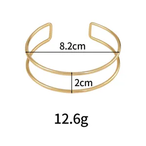 Bracciale da braccio aperto in metallo dorato a doppio strato con larghezza di 8,2 cm.