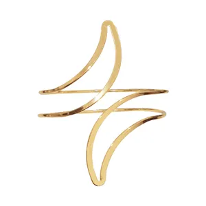 Gouden metalen geometrische open armmanchet detail, punk stijl mode lichaamsjuweel.