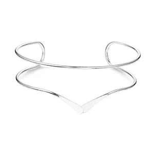 Gedetailleerde close-up van een minimalistische zilveren open geometrische armmanchet.