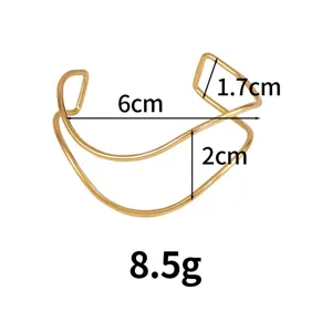 Bracciale rigido aperto geometrico dorato minimalista da donna, gioiello elegante.