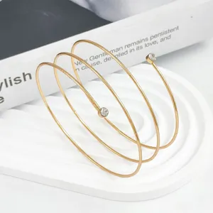 Mehrschichtige geometrische Armspange in Goldfarbe, verstellbarer Armreif Schmuck Detail.