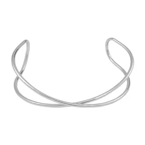Vista detallada del brazalete de brazo abierto minimalista en plata, estilo punk.