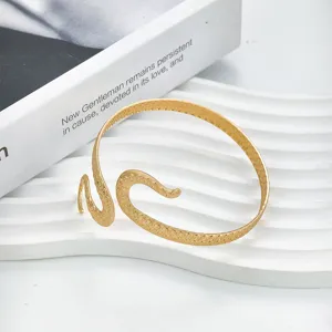Bracciale rigido aperto tentacolo di polpo oro gioiello da braccio regolabile.