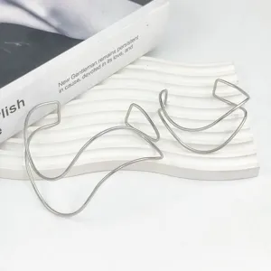 Bracciale rigido aperto geometrico minimalista in metallo per donna, accessorio di tendenza