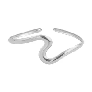 Zilveren golvende open armmanchet detailopname, strak metallisch mode sieraden accessoire.