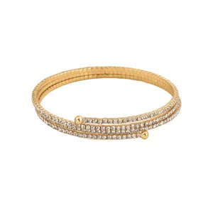Vista de detalle en primer plano de un brazalete pulsera dorado con strass de varias capas.