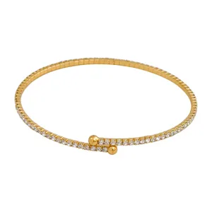 Detalle de pulsera flexible de alambre dorado con strass, brazalete de cristal brillante.