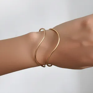Bracciale da braccio dorato minimalista per donna, bracciale aperto geometrico in metallo.