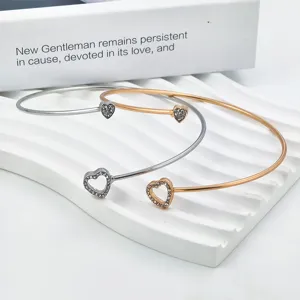Prachtige open armband set met strass dubbel hart in zilver en roségoud uitvoering.