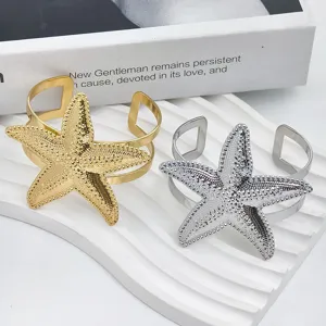 Gedetailleerd overzicht van de stijlvolle brede open verstelbare metalen zeester armband strand.