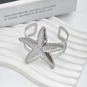 Detailopname van de zilveren zeester open manchetarmband, mooie strand stijl sieraden.