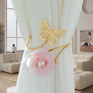 Raccogli tende farfalla in metallo dorato elegante con fiore di stoffa rosa e perla.
