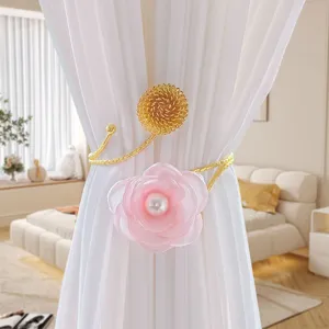 Goldener Metall-Vorhang-Raffhalter mit rosa Stoffblume und Perle für elegante Heimfenster.