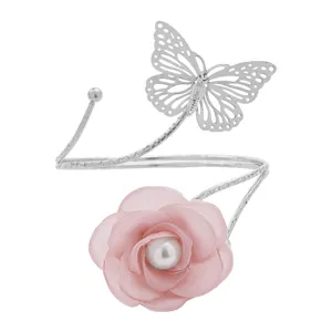 Bracciale da braccio in metallo argentato con farfalla, fiore in tessuto rosa e perla.