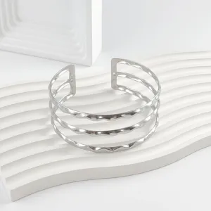 Brazalete abierto de metal plateado multicapa ondulado pulsera de brazo ajustable elegante