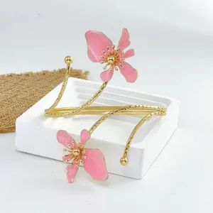 Brazalete abierto dorado de moda con diseño elegante de flores esmaltadas rosas para mujer
