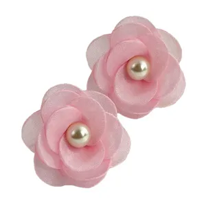 Pendientes de tuerca con flor de camelia rosa y perla elegante, joyería dulce y de moda.