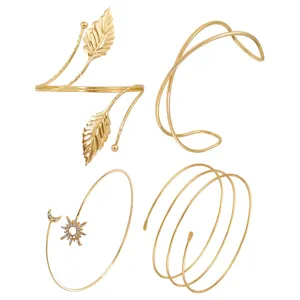 Modisches goldenes Armreif-Set aus vier Teilen mit geometrischen Linien und Blätter-Details.