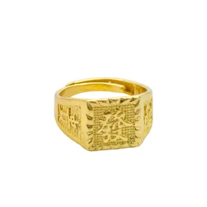 Chevalière carrée dorée avec gravure de caractères chinois, détail de bijoux hip-hop.