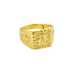 Bague chevalière plaquée or avec détail de caractère de bénédiction pour mode hip hop.