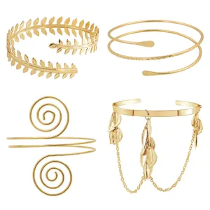 Elegantes goldfarbenes Armreif-Set mit vier verschiedenen geometrischen Blatt-Mustern.