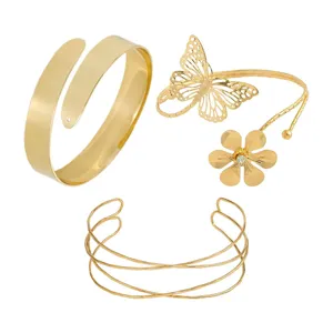 Details des goldenen Armreif-Sets, breiter offener Armreif, Schmetterling Blumen Armband.
