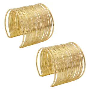 Goldfarbenes mehrsträngiges Draht Armreif Set, stilvolle geometrische Metall Armreifen.