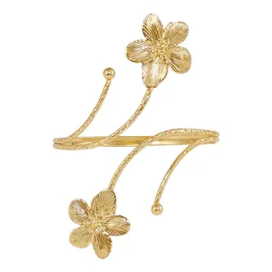 Brazalete de metal dorado abierto ajustable para el brazo con diseño de flores elegante