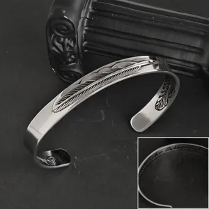 Bracelet manchette en acier inoxydable avec belle gravure de plume et texte intérieur.