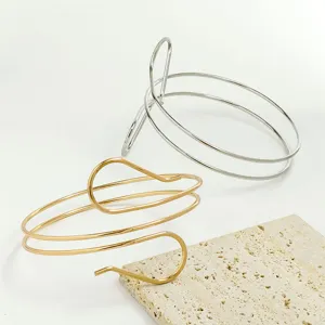 Bracciale rigido da braccio in metallo geometrico avvolgente, lucido cavo minimalista.