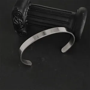 Bracelet jonc ouvert en acier inoxydable, détail finition argentée brillante unisexe.