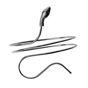 Primer plano detallado del brazalete serpiente de metal gótico para Halloween.