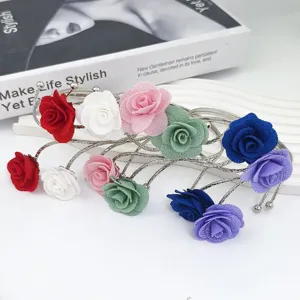 Elegantes offenes Armband aus Metall mit Stoffblumen, stilvoller mehrfarbiger Rosen-Armreif.