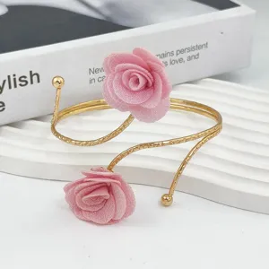 Goldenes offenes Armband mit rosa Stoffrosen, schickes Blumen-Armreif Detailfoto.