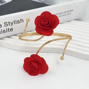 Goldener offener Armreif mit roten Stoffrosen, stilvoller verstellbarer Metall Armschmuck.