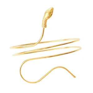 Primer plano de brazalete de serpiente de oro con diseño retorcido y cabeza texturizada.