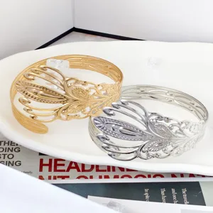Bracciale aperto in metallo vintage con motivo a piuma stile europeo gioielli