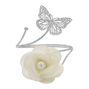 Bracciale da braccio aperto in argento con farfalla traforata e fiore in tessuto con perla.